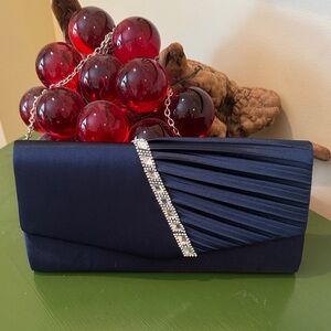 Charming Tailor blue clutch with a silver chain that can be removed